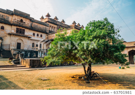 Orchha Fort Raja Mahal, ancient ruins in India 63701981