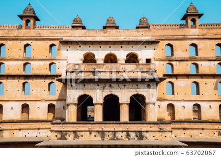 Orchha Fort Raja Mahal, ancient ruins in India 63702067