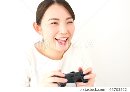 享受電子遊戲的女人的形象 63703222
