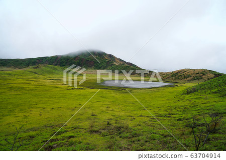 Chisato Kumamoto, where you can see the mountaintop, grassland and pond hidden in the clouds 63704914