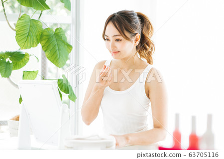 女人化妝 63705116