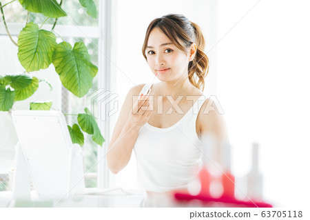 女人化妝 女人化妝 63705118