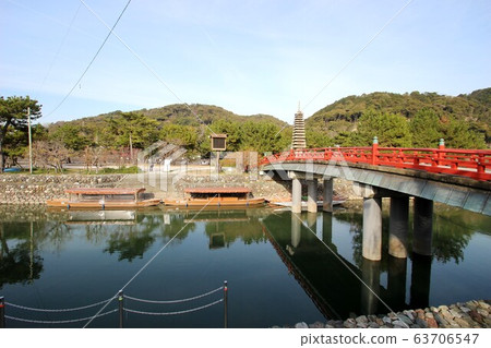 Uji Uji 63706547