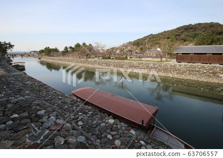 Uji Uji 63706557