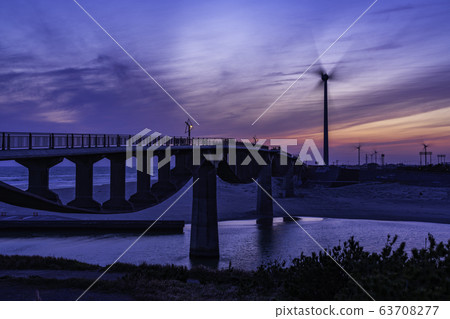 (Shizuoka Prefecture) Shiosai Bridge and Windmill at Kikugawa Estuary 63708277