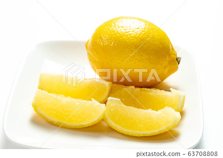 Cut lemon. (White plate, white background) 63708808
