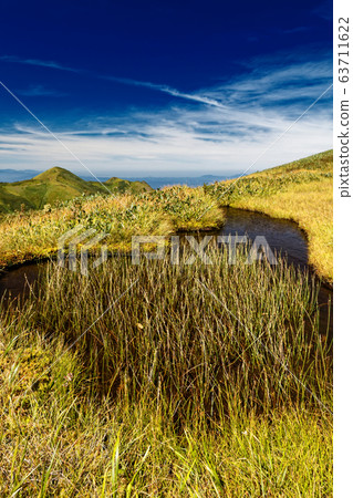 Pond and grassland on the Maki Machine Ridge Line in early autumn 63711622