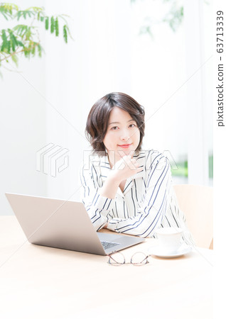 女性室內穿著生活方式 63713339