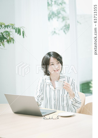 女性室內穿著生活方式 63713355