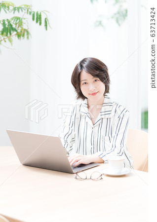 女性室內穿著生活方式 63713424