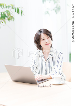 女性室內穿著生活方式 63713425