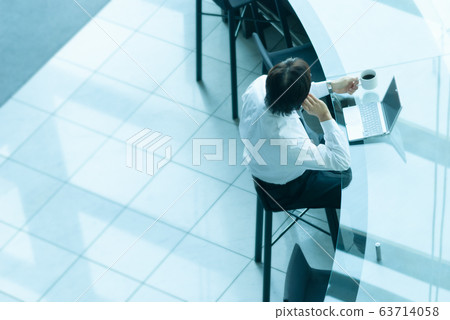 在櫃檯工作的商人 在櫃檯工作的商人 63714058