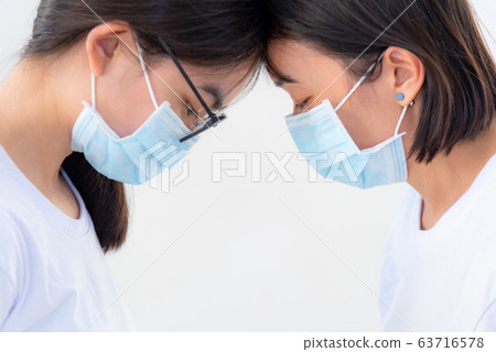 Mother and daughter wear a mask 63716578