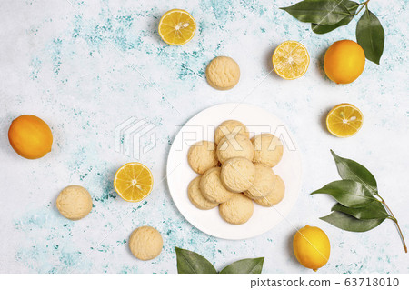 Homemade lemon cookies with lemons on light background,top view 63718010