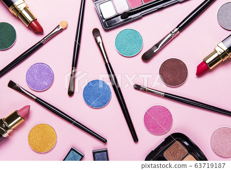 Makeup brushes and eye shadows 63719187