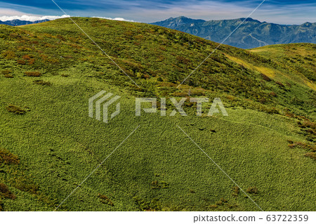Autumn colored Maki machine ridge line and Mt.Naeba seen from Ushigatake Autumn colored Maki machine ridge line and Mt.Naeba seen from Ushigatake 63722359