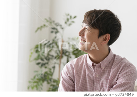 微笑的30多歲男性的側面 63724849