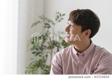 微笑的30多歲男性的側面 微笑的30多歲男性的側面 63724850