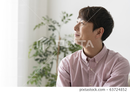 微笑的30多歲男性的側面 63724852