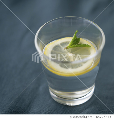 Water with lemon and mint 63725443