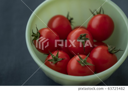 Tomatoes in a bowl 63725482