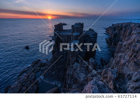 <Fukui Prefecture> Evening view of Tojinbo and sunset of the Sea of Japan 63727114