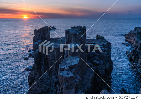<Fukui Prefecture> Evening view of Tojinbo and sunset of the Sea of Japan <Fukui Prefecture> Evening view of Tojinbo and sunset of the Sea of Japan 63727117