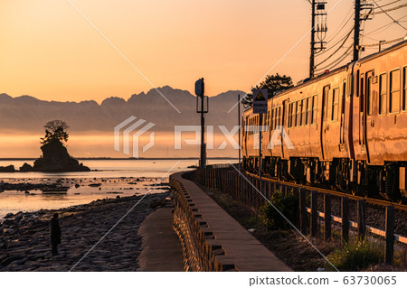 "Toyama Prefecture" Dawn on the Amaharakaigan / Himi Line 63730065