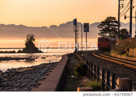 "Toyama Prefecture" Dawn on the Amaharakaigan / Himi Line 63730067