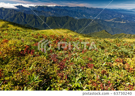 Mountains at the Joetsu border where autumn leaves and clouds spring up on the Maki machine ridge line Mountains at the Joetsu border where autumn leaves and clouds spring up on the Maki machine ridge line 63730240