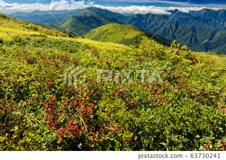 Mountains at the Joetsu border where autumn leaves and clouds spring up on the Maki machine ridge line 63730241