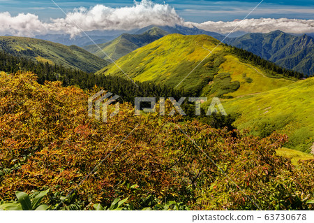 Autumn leaves of Mt. Maki and ridgeline of fake Maki Autumn leaves of Mt. Maki and ridgeline of fake Maki 63730678
