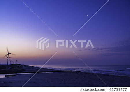 (Shizuoka Prefecture) Kikugawa estuary, beach windmill, before dawn 63731777
