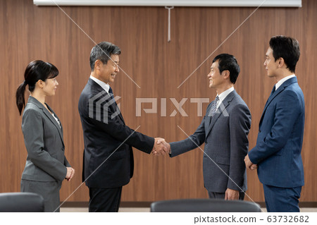 商人,商務洽談,握手 商人,商務洽談,握手 63732682