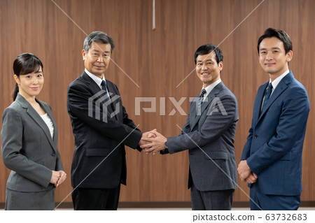 商人,商務洽談,握手 商人,商務洽談,握手 63732683