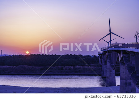 (Shizuoka) Windmill at Shiosai Bridge and Beach at Kikugawa Estuary 63733330