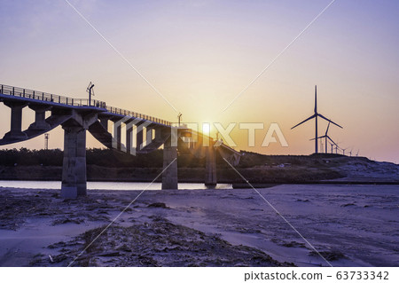 (Shizuoka) Windmill at Shiosai Bridge and Beach at Kikugawa Estuary 63733342