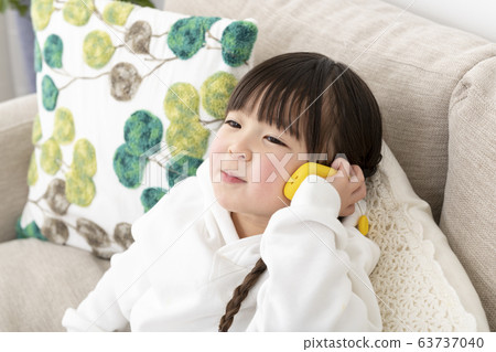 5歲女孩在孩子的手機上聊天 5歲女孩在孩子的手機上聊天 63737040