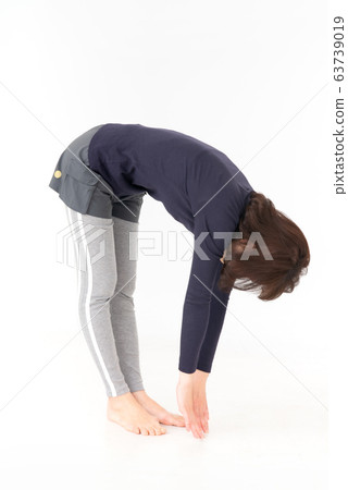 Senior woman stretching 63739019