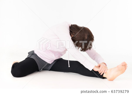 Senior woman stretching 63739279