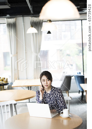 遠程辦公遠程工作的婦女 63739428