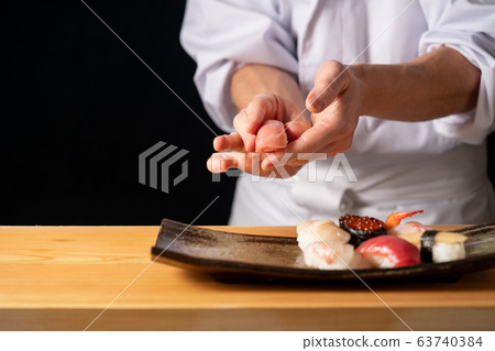 在董事會面前拿著袋子 63740384