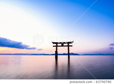 早春的白羽湖Shirahige神社黎明 早春的白羽湖Shirahige神社黎明 63740790