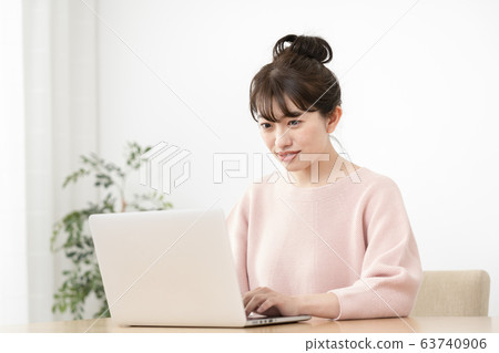 在個人計算機上工作的年輕女子 63740906
