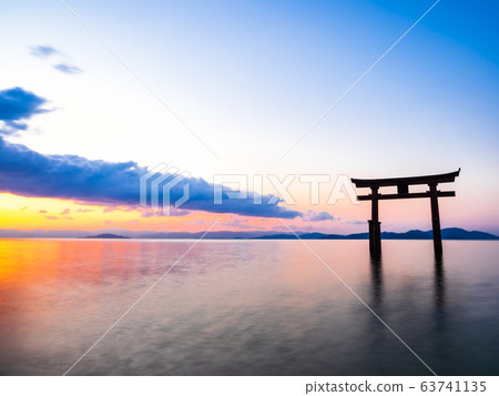 早春的白羽湖Shirahige神社黎明 早春的白羽湖Shirahige神社黎明 63741135