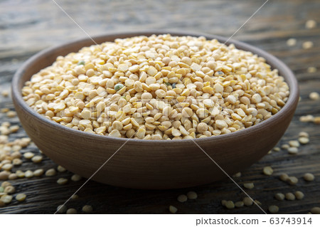 Yellow split peas used to make soup and pease Yellow split peas used to make soup and pease 63743914