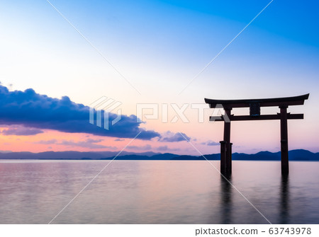 早春的白羽湖Shirahige神社黎明 早春的白羽湖Shirahige神社黎明 63743978
