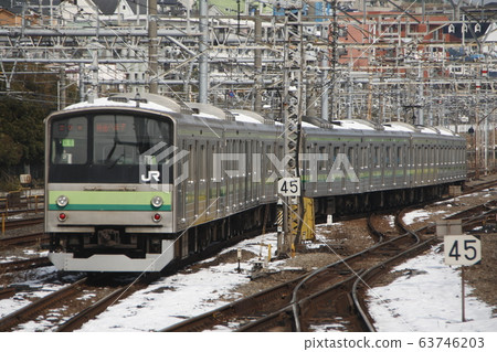 Remaining snow and Yokohama line 205 series Remaining snow and Yokohama line 205 series 63746203