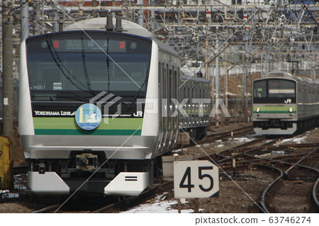 Remaining snow and old and new Yokohama line 63746274
