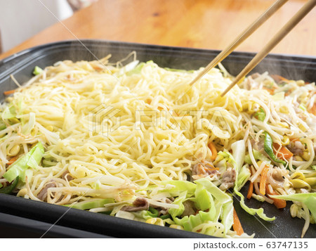 Fried noodles on a hot plate Fried noodles on a hot plate 63747135